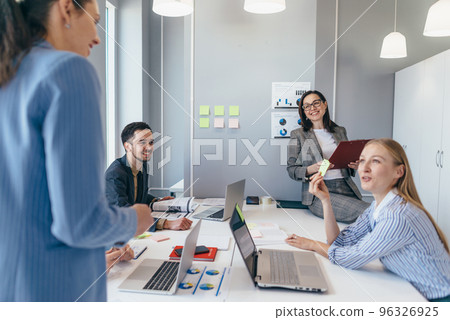 Businesswoman leading a meeting in a modern workplace Businesswoman leading a meeting in a modern workplace 96326925
