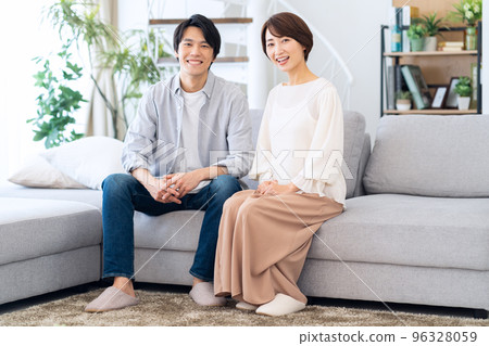 已婚夫婦，家庭，中等生活方式，客廳 96328059