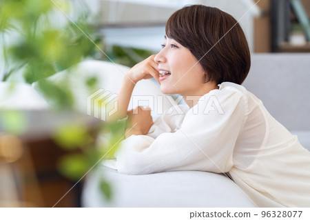 Woman lifestyle living 96328077