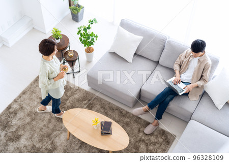 Married couple, family, middle lifestyle, living room 96328109