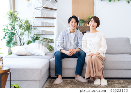 Married couple, family, middle lifestyle, living room 96328133