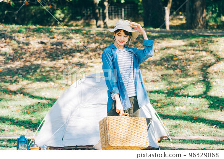 在營地做戶外時尚的女人 96329068