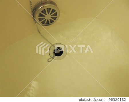 Reserving water Reserving hot water Reserving in bathtub 96329182