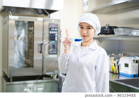 年輕女廚師(指點姿勢) 年輕女廚師(指點姿勢) 96329488