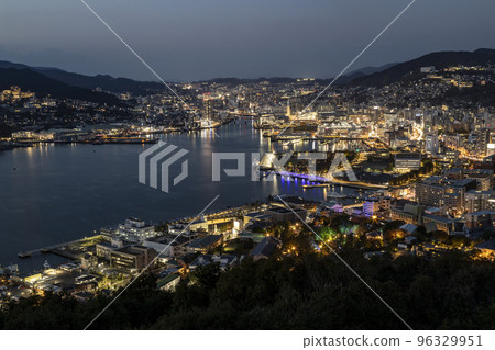 Night view of Nagasaki from Nabekanmuriyama observatory 96329951