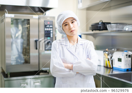 年輕女廚師（雙臂交叉，擔心，煩惱） 96329976