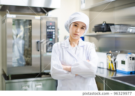 年輕女廚師（雙臂交叉，擔心，煩惱） 96329977