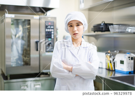 年輕女廚師（雙臂交叉，擔心，煩惱） 96329978