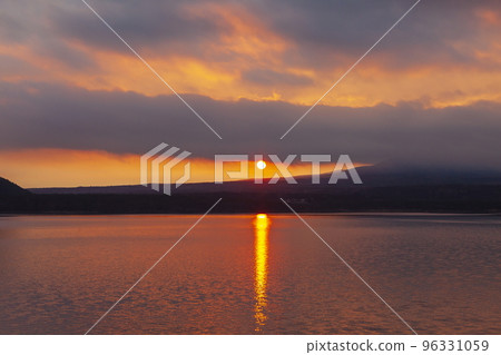 山梨縣美濃町本栖湖的黎明 山梨縣美濃町本栖湖的黎明 96331059