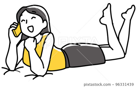 躺著使用智能手機的女人 96331439