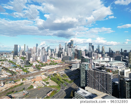 在陽光明媚的日子裡,從藍天看澳大利亞墨爾本的城市景觀 在陽光明媚的日子裡,從藍天看澳大利亞墨爾本的城市景觀 96332893