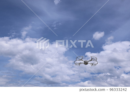 無人駕駛飛行器無人駕駛飛機在美麗的藍天飛行 無人駕駛飛行器無人駕駛飛機在美麗的藍天飛行 96333242