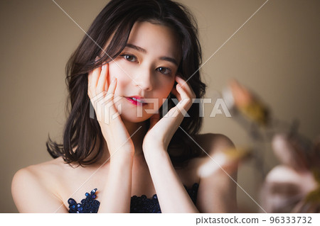 一個穿海軍藍裙子的女人 96333732