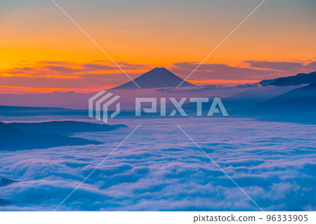 [Mt. Fuji material] Mt. Fuji at dawn and the sea of clouds of Lake Suwa seen from Takabocchi Highland in autumn [Nagano Prefecture] 96333905