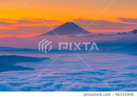 [Mt. Fuji material] Mt. Fuji at dawn and the sea of clouds of Lake Suwa seen from Takabocchi Highland in autumn [Nagano Prefecture] 96333906