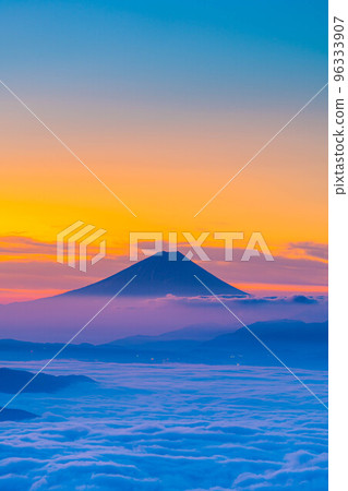 [Mt. Fuji material] Mt. Fuji at dawn and the sea of clouds of Lake Suwa seen from Takabocchi Highland in autumn [Nagano Prefecture] 96333907