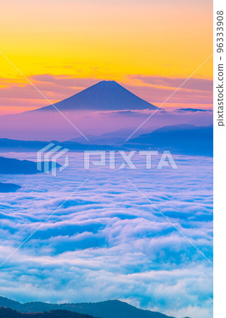 【富士山素材】黎明時分的富士山和秋天從高保地高原看到的諏訪湖雲海【長野縣】 96333908