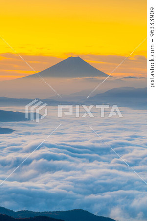 [Mt. Fuji material] Mt. Fuji at dawn and the sea of clouds of Lake Suwa seen from Takabocchi Highland in autumn [Nagano Prefecture] 96333909