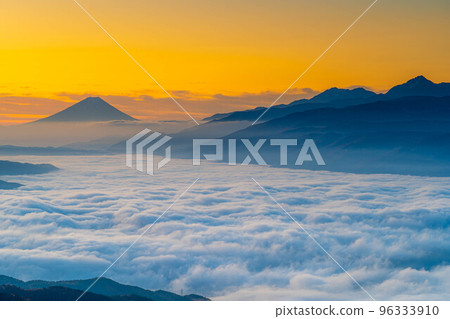 [Mt. Fuji material] Mt. Fuji at dawn and the sea of clouds of Lake Suwa seen from Takabocchi Highland in autumn [Nagano Prefecture] 96333910