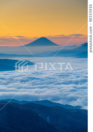【富士山素材】黎明時分的富士山和秋天從高保地高原看到的諏訪湖雲海【長野縣】 【富士山素材】黎明時分的富士山和秋天從高保地高原看到的諏訪湖雲海【長野縣】 96333916