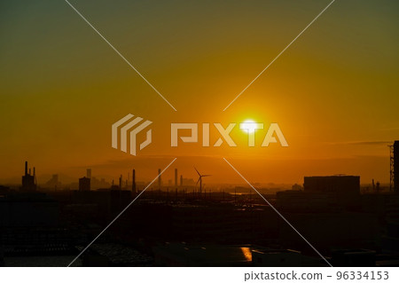 Sunset in the Keihin industrial area 96334153