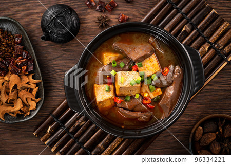 Spicy duck blood jelly stinky tofu 96334221