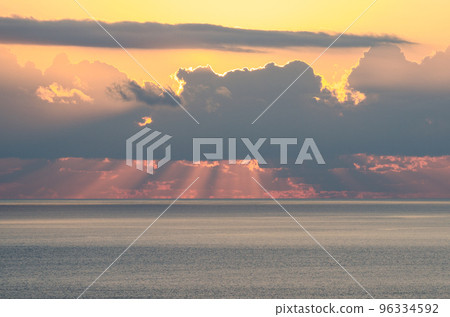 光透過雲層照向大海 光透過雲層照向大海 96334592