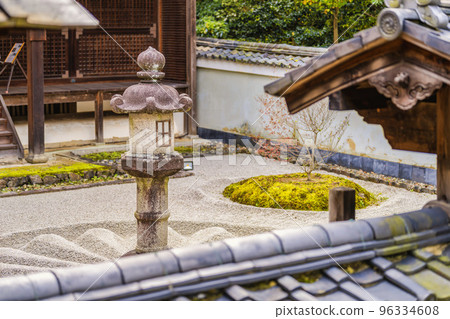Sennyu-ji, a temple in autumn, Unryu-in, and the chrysanthemum crest in front of Reimei-den, Kyoto City, Kyoto Prefecture Sennyu-ji, a temple in autumn, Unryu-in, and the chrysanthemum crest in front of Reimei-den, Kyoto City, Kyoto Prefecture 96334608