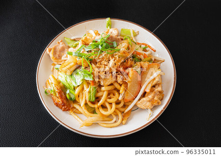 黑色背景上的 Yaki 烏冬面 96335011