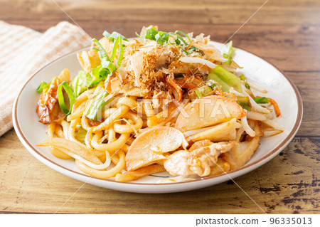 美味的醬油味炸烏冬面 96335013
