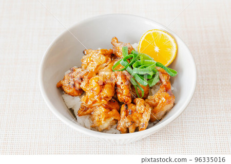 Yakitori rice bowl with chicken skin Yakitori rice bowl with chicken skin 96335016