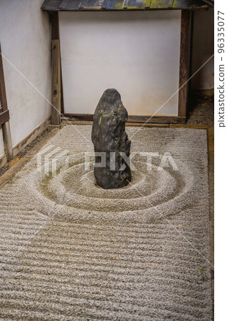 京都府京都市秋葉寺別院雲龍院觀音石像 96335077