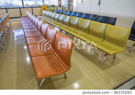 Airport scenery Unmanned departure lobby Bench Osaka (Itami) Airport Airport scenery Unmanned departure lobby Bench Osaka (Itami) Airport 96335093