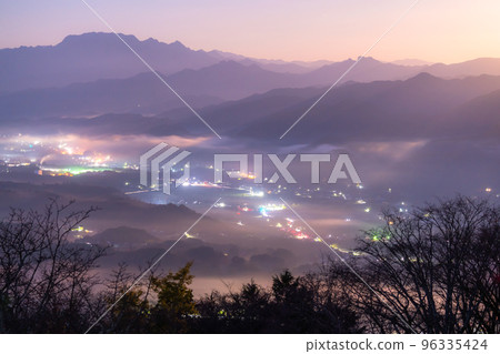 “埼玉縣”秩父的夜景，月光下的群山 96335424