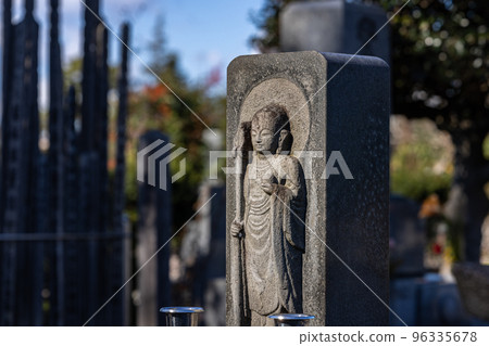 刻在墓碑上的地藏 96335678