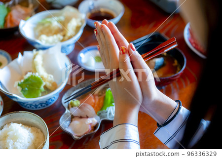 Image cut of a young woman eating Japanese food at an inn 96336329