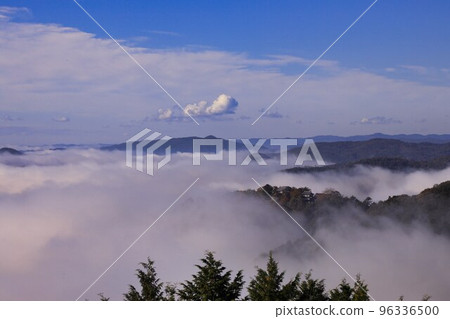 Bitchu Matsuyama Castle in the Sea of Clouds Yamashiro with an existing castle tower Bitchu Matsuyama Castle in the Sea of Clouds Yamashiro with an existing castle tower 96336500