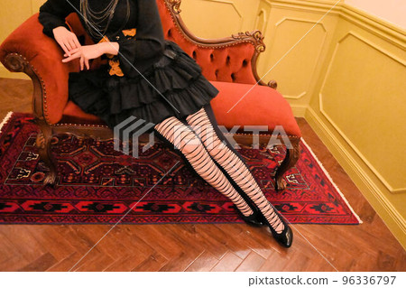 坐在沙發上的黑裙女人 坐在沙發上的黑裙女人 96336797