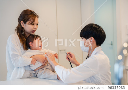 寶寶在醫院哭 寶寶在醫院哭 96337083