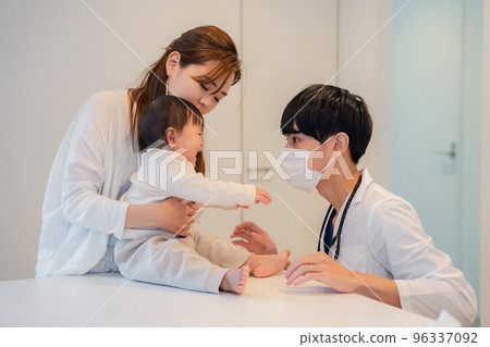 寶寶在醫院哭 寶寶在醫院哭 96337092