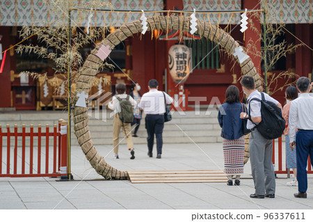 Kanda Myojin Shrine through Chinowa, a tradition of early summer 96337611