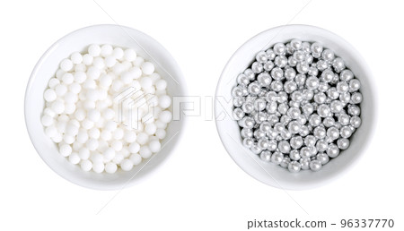 White and silver colored sugar pearls for decorating, in white bowls. Edible dragees and decorative balls, also known as love pearls, with a diameter of 4 mm, used as a topping for sweet treats. White and silver colored sugar pearls for decorating, in white bowls. Edible dragees and decorative balls, also known as love pearls, with a diameter of 4 mm, used as a topping for sweet treats. 96337770