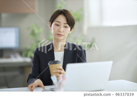 Middle business woman working in the office 96337839