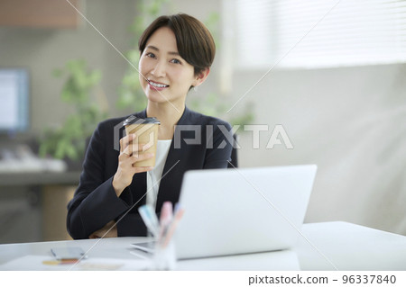 Middle business woman working in the office 96337840