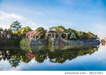 《愛知縣》紅葉染紅的名古屋城樓倒影 《愛知縣》紅葉染紅的名古屋城樓倒影 96337951