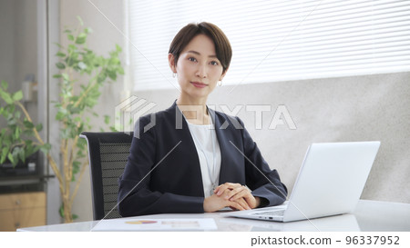 Middle business woman working in the office 96337952