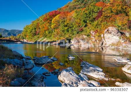 《Saitama Prefecture》Autumn Nagatoro・Autumn leaves rock pavement 96338307