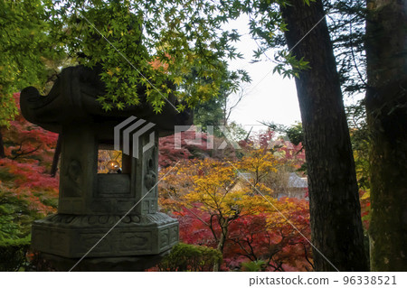 Scenery with maple leaves and stone lanterns Scenery with maple leaves and stone lanterns 96338521