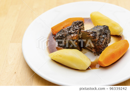 紅酒燉布吉尼翁牛肉 紅酒燉布吉尼翁牛肉 96339242
