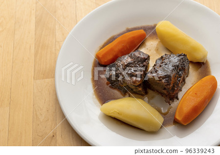 紅酒燉布吉尼翁牛肉 96339243
